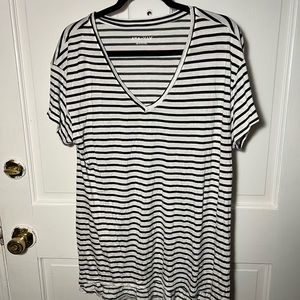 Ava & Viv 1X black & white striped vneck tshirt
